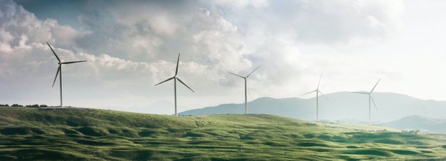 Landschaft mit Windrädern