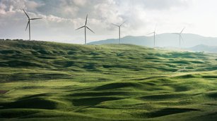 Landschaft mit Windrädern